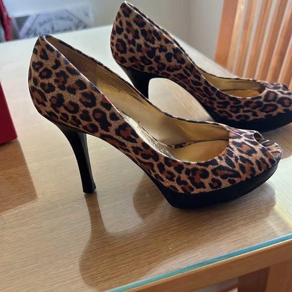 Guess leopard fabric peep toe heels. - Picture 2 of 4
